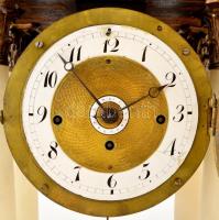 XIX. sz. Biedermeier asztali óra, negyedütős, ingás szerkezettel, alabástrom oszlopokkal. Müködő, sz...