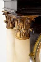 XIX. sz. Biedermeier asztali óra, negyedütős, ingás szerkezettel, alabástrom oszlopokkal. Müködő, sz...