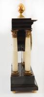 XIX. sz. Biedermeier asztali óra, negyedütős, ingás szerkezettel, alabástrom oszlopokkal. Müködő, sz...