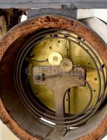 XIX. sz. Biedermeier asztali óra, negyedütős, ingás szerkezettel, alabástrom oszlopokkal. Müködő, sz...