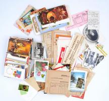 Vegyes papírrégiség tétel: képeslapok, iratok, stb., egy cipősdoboznyi érdekes, átnézésre érdemes anyag