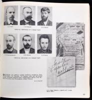 A harmincéves Szovjetunió. 1917-1947. Bp.,1948,Corvina. Gazdag fekete-fehér képanyaggal illusztrált....