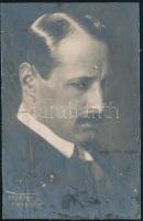1918 Károlyi Mihály portréja, fotólap Veres műterméből, hátuéján pecséttel jelzett, törésnyomokkal, 13,5×9 cm