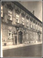 cca 1930-1940 Budai vár, Úri utca 48-50., Berényi-Zichy palota bejárata, nagyméretű fotó, jelzés nélkül, 39x29 cm