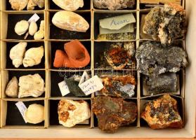 Vegyes kőzet és fosszília gyűjtemény, kb. 120 db, vitrinbe rendezve