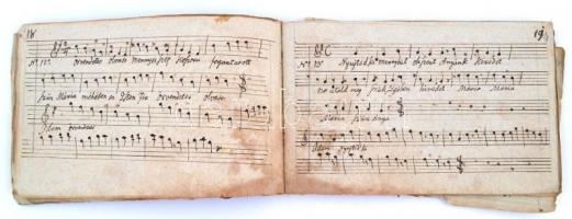 cca 1839 Kézzel írt kottafüzet, magyar nyelvű zsoltáros énekekkel, papírkötésben, néhol foltos lapokkal