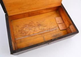 Antik hiányos írnokládika, belsejében plüss borítású fa táblákkal, tetején címer hiányzik, hiányos r...