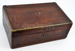 Antik hiányos írnokládika, belsejében plüss borítású fa táblákkal, tetején címer hiányzik, hiányos r...