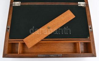 Antik hibás írnokládika, belsejében plüss borítású fa táblákkal, hiányos fém veretekkel, 37×24×13 cm...