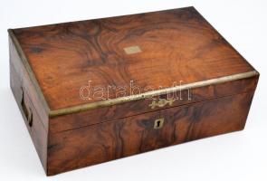 Antik hibás írnokládika, belsejében plüss borítású fa táblákkal, hiányos fém veretekkel, 37×24×13 cm...