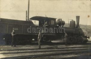 MÁV 326. sorozatszámú gőzmozdonya vasutasokkal / Hungarian State Railways locomotive, railwaymen. photo