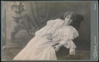 1907 Azonosítatlan színésznő portréja, Henri Bernstein A tolvaj c. darabjának főszerepében (Marie-Louise Voysin), keményhátú fotó J. Dajkovits utóda műterméből (Versec/Pancsova), hátulján feliratozva, 13,5×21 cm