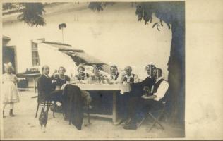 1923 Üröm, Hartwiger Rezső vendéglője, étterem, kert vendégekkel, szódásszifonok az asztalon. photo (EK)