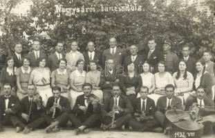 1932 Nagysáró, Velké Sarovce (Sáró, Sarovce); Nagysárói tánciskola csoportképe cigány zenészekkel / dance school, group photo with Gypsy musicians. photo