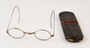 Régi jelzett fémkeretes szemüveg, rugós szárral, karton kopott tokban h:12 cm