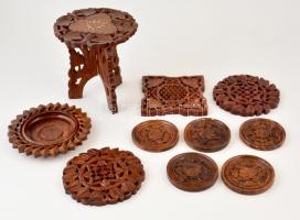 Faragott fa asztalka (szétszedhető), alátétek, tálkál, összesen: 10 db, m: 19,5 cm, d:10 cm (5×), d:15,5 cm (2×), 15×15 cm