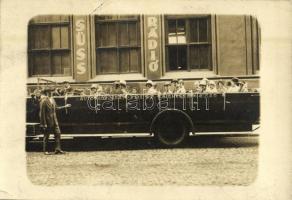 Budapest, IBUSZ autókörjárat, autóbusz turistákkal a Süss Rádió előtt / Sightseeing-car. photo (EK)