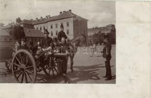 ~1900 Magyar katonák ágyún pózolnak egy kutyával a Gróf Andrássy tüzérlaktanya (Hungária krt. 9) előtt. Magyar Imre felvétele / Hungarian military, soldiers posing on a cannon with dog. photo (EK)