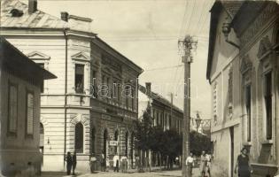 Hátszeg, Hateg; utcakép, Központi bank, gyógyszertár, üvegáru üzlet / Banca Centrala, Farmacie, Sticlarie / bank, pharmacy, glassware shop. Foto Horváth photo