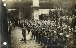 1921 Győr, IV. Károly magyar király és Zita királyné második visszatérési kísérlete, a díszszázad a Baross híd alatti peronon. Schäffer Armin udvari fényképész. photo (lyukasztott / punched holes)