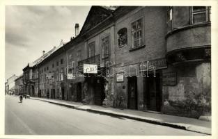 Győr, utcakép, Varga Frigyes gyümölcs-ház, Hölgye Endre bútorasztalos, Atelier Tánciskola, Mézes Kálmánné női szabó, Fejes J. festő, Halász Gyula pék fióküzlete, Smajkovszky J. zongorakészítő üzlete