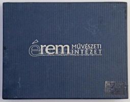 26db-os vegyes magyar és külföldi érme tétel éremtartó kazettában, kivehető tálcával, közte 14db ezü...