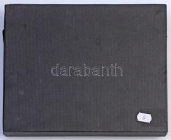 24db-os vegyes magyar és külföldi érme tétel, közte 9db ezüst, éremtartó kazettában, kivehető tálcáv...