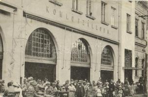 1916 Gyula, Komló szálloda terasza, katonák, vendégek és pincérek. Reflex fényirda kiadása (EK)