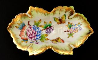 Herendi Viktória mintás porcelán leveles tálka, kézzel festett, jelzett, apró kopásnyomokkal, 15×8 cm