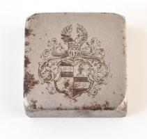 Vésett fém címer, (pecsétnyomóhoz?), kopott, 2,5x2,5x0,7 cm