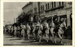 1940 Dés, Dej; bevonulás, lovaskatonák, gyógyszertár, Josif Fülöp üzlete / entry of the Hungarian troops, cavalrymen, pharmacy, shops + 1940 Dés visszatért So. Stpl