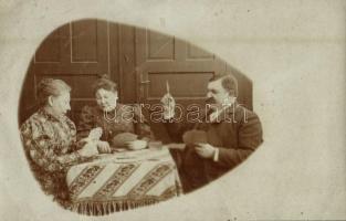 1909 Losonc, Lucenec; családi kártyaparti / family card game. photo