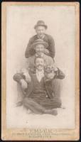 1896 Az ezredéves kiállításon készült humoros emlékfotó, kartonon, 15×8,5 cm