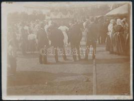 cca 1905 Falusi vurstli népünnepélyen, fotó, 9×12 cm
