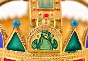 A Szent Korona kicsinyített mása. Lakkozott fa díszdobozban, karton védődobozban d:3,4 cm