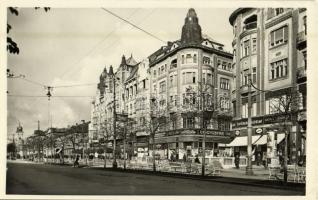 Debrecen, Ferenc József út, Városi bérházak, hirdetőoszlop, Cipőkereskedelmi rt., Róna Sándor és Cserép Sándor üzlete, Kossuth gyógyszertár