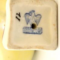 Aquincumi porcelán madár, kézzel festett, jelzett, apró kopásnyomokkal, m: 7 cm