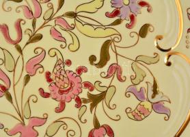 Zsolnay virág mintás falitányér, kézzel festett, jelzett, apró kopásnyomokkal, d:29,5 cm