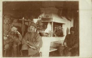 1916 Orosz ház belseje osztrák-magyar katonákkal / WWI K.u.K. (Austro-Hungarian) military, soldiers in a Russian house, interior. photo (szakadás / tear)