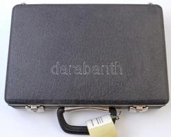 Éremtartó bőrönd, kis sérüléssel, 5db nagyalakú és 2db kisalakú tálcával