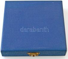 Kovács Dezső (1921-) 1977. "Magyar Testnevelési Főiskola" Br emlékérem dísztokban (70mm) T...