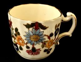 cca 1890 Zsolnay virágos csésze+alj, kézzel festett, jelzett (családi), kopásokkal, lepattanással, d...