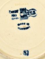 cca 1890 Zsolnay virágos csésze+alj, kézzel festett, jelzett (családi), kopásokkal, lepattanással, d...