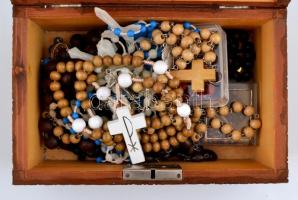 Nagyobb méretű faragott fa doboz, több rózsafüzérrel 19x12x11 cm