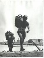 Lengyel Lajos (1904-1978): Szénhordók, jelzés nélküli fotóművészeti alkotás, hátoldalon feliratozva, 40×30 cm