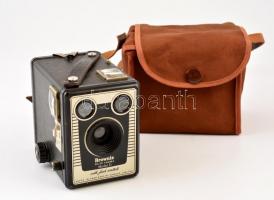 Kodak Brownie SIX-20 Model D box fényképezőgép, működőképes, szép állapotban, eredeti táskájában / Vintage Kodak Brownie box camera, in good condition, with original case