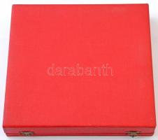 ~1970. "BM Határőrség" jelzett hollóházi porcelán plakett eredeti dísztokban (151x158mm) T...