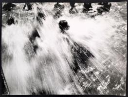 Gink Károly (1922-2002): Wasserstrahl, hátoldalon feliratozott, aláírt fotóművészeti alkotás, 30×40 cm