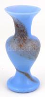 Fújt kék váza, anyagában színezett, jelzés nélkül, peremén nagyon apró csorbával, m: 17,5 cm