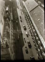 cca 1933 Kinszki Imre (1901-1945) budapesti fotóművész hagyatékából, vintage negatív (Utcai forgalom felülnézetből), 6x4,5 cm